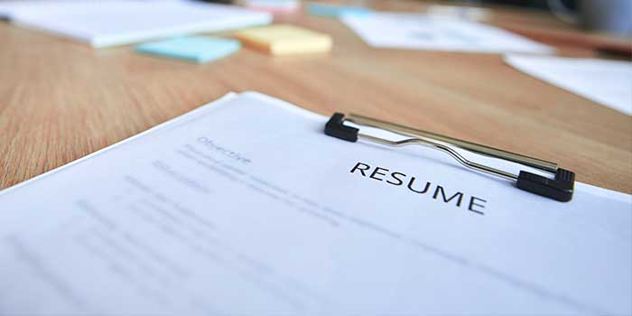 Student working with WIN staff on cover letter